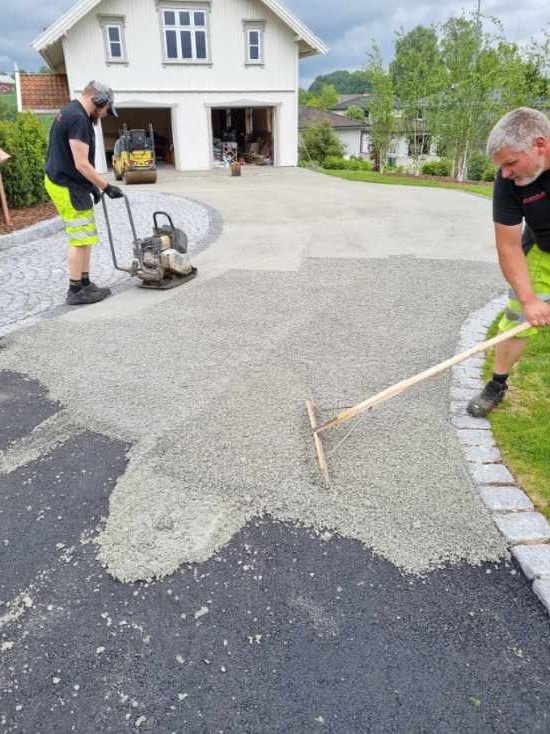Utlegging av grå asfalt